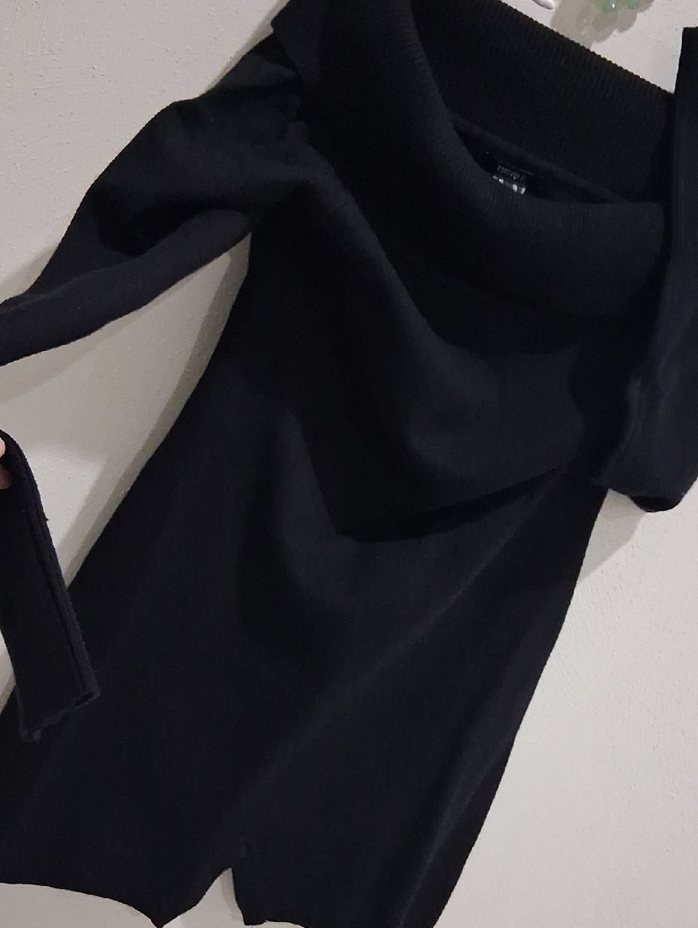 Black Off-Shoulder Ribbed Knit Ramper